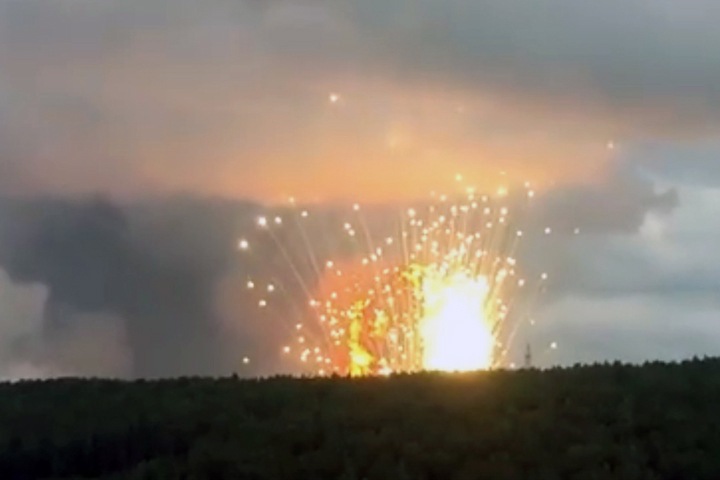 Тысячи красноярцев эвакуируют из-за взрывов в воинской части. Есть пострадавшие Тысячи красноярцев эвакуируют из-за взрывов в воинской части. Есть пострадавшие