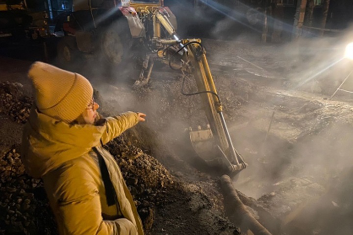 Школьница провалилась в яму с кипятком из-за прорыва теплотрассы в Омске