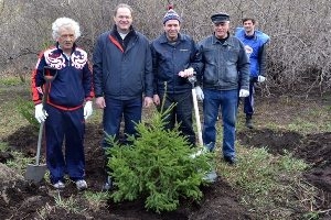 Чиновники и депутаты поработали лопатами и граблями в новосибирском Ботаническом саду Чиновники и депутаты поработали лопатами и граблями в новосибирском Ботаническом саду