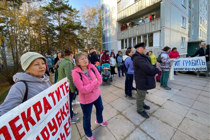 Новосибирцы вышли на митинг против застройки леса: «Как воевать за землю — так народ? Как распоряжаться ей — так буржуины?» Новосибирцы вышли на митинг против застройки леса: «Как воевать за землю — так народ? Как распоряжаться ей — так буржуины?»