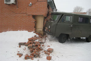 Пьяный житель Новосибирской области поехал за водкой и врезался в магазин Пьяный житель Новосибирской области поехал за водкой и врезался в магазин