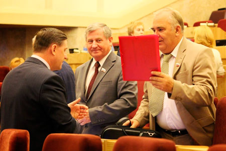 Заксобрание Новосибирской области будет отбирать у депутатов подарки дороже трех тысяч рублей Заксобрание Новосибирской области будет отбирать у депутатов подарки дороже трех тысяч рублей