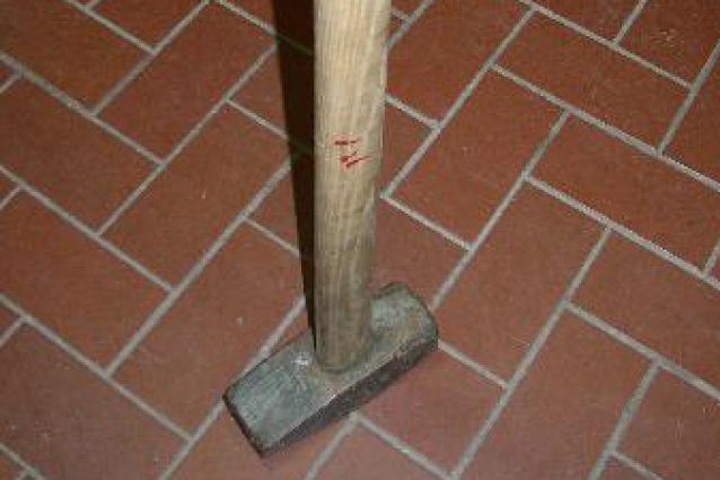 Кузбассовец убил ломом и кувалдой соседку из-за спора о лопате