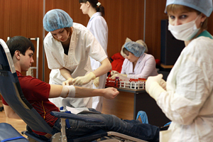 Жители Новосибирска сдали кровь в банке