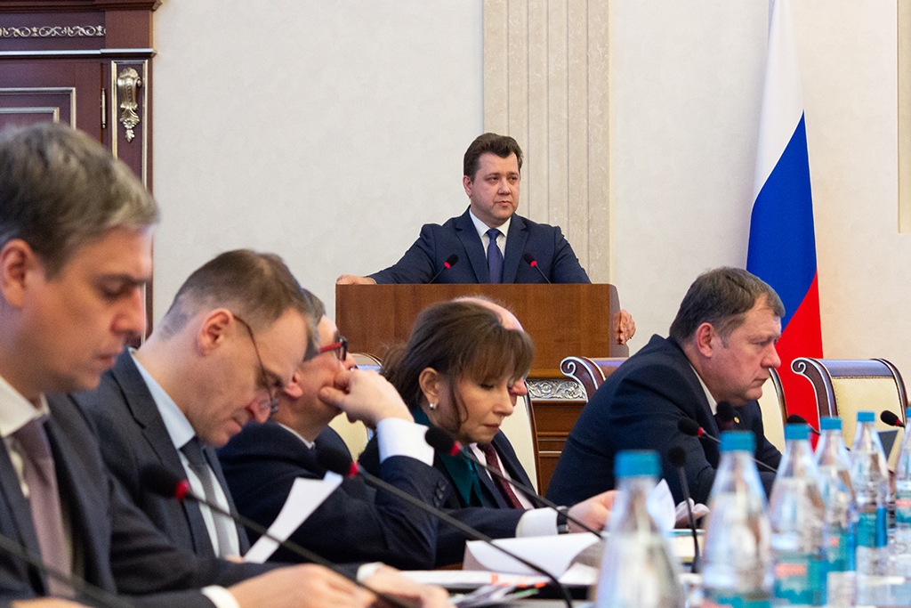 Виталий Голубенко (за трибуной) Виталий Голубенко (за трибуной)