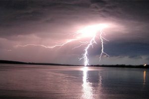 Супруги и их годовалый сын погибли от удара молнии, переправляясь на автомобиле через реку в Забайкалье