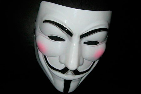 Кемеровский студент в маске Гая Фокса нападал с пистолетом на продавщиц