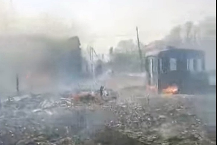 Палы травы перекинулись на дома в Омской области Палы травы перекинулись на дома в Омской области