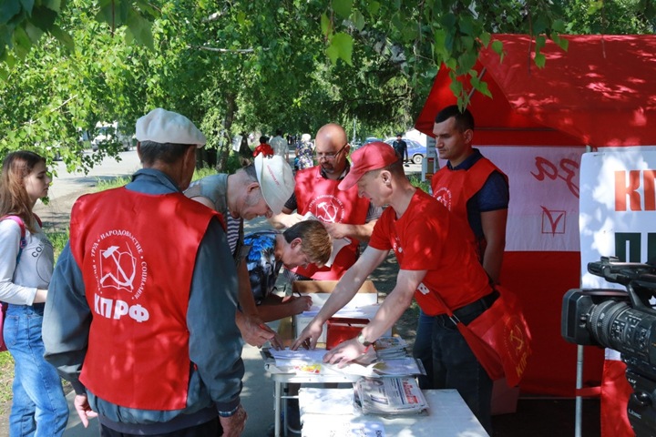 Омские коммунисты приняли решение поддержать Буркова на губернаторских выборах Омские коммунисты приняли решение поддержать Буркова на губернаторских выборах