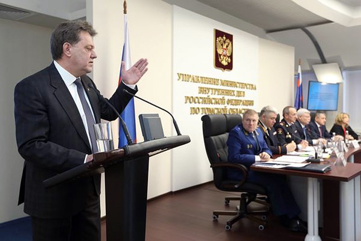 Мэр Томска наградил свою жену