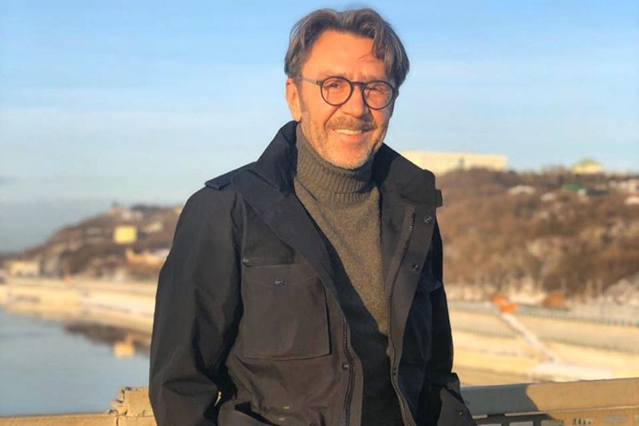 «Ни полстрочки, даже мема»: Шнуров высмеял молчание федеральных СМИ о «черном небе» Красноярска