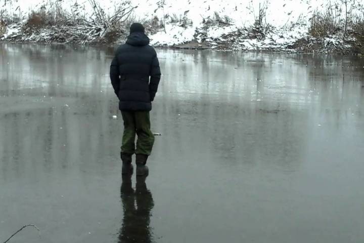 Новосибирское МЧС предупредило рыбаков о тонком льде Новосибирское МЧС предупредило рыбаков о тонком льде