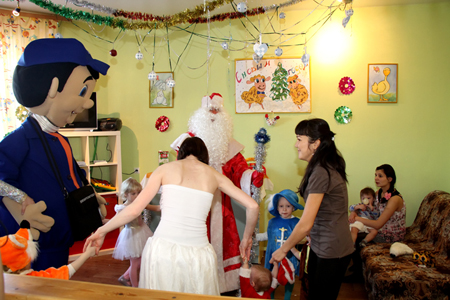 Дед Мороз и Сбытовичок поздравили обитель одиноких матерей с Новым годом 