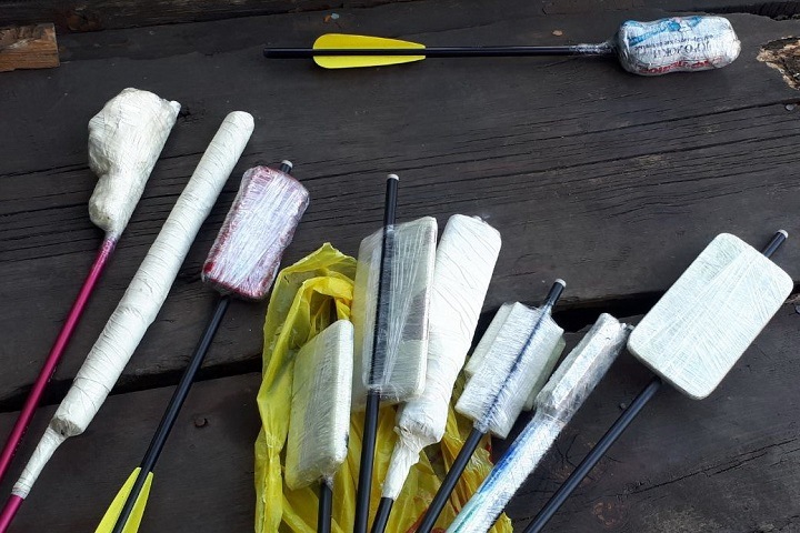 Жителей Бурятии задержали с арбалетом и начиненными наркотиками стрелами возле колонии