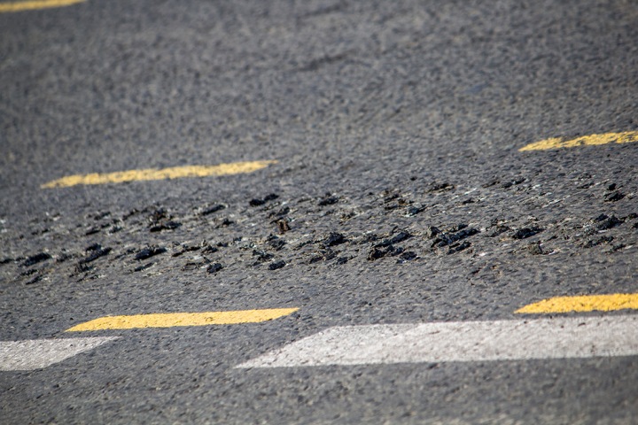 Военная техника повредила асфальт в центре Новосибирска