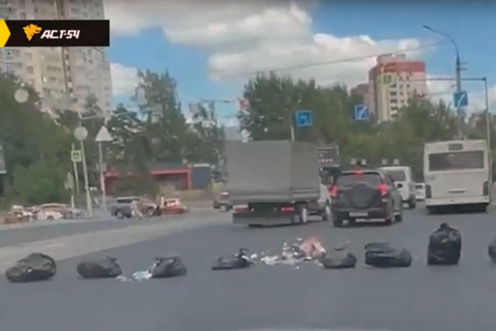 Новосибирец перекрыл дорогу мешками с мусором для встречи с губернатором