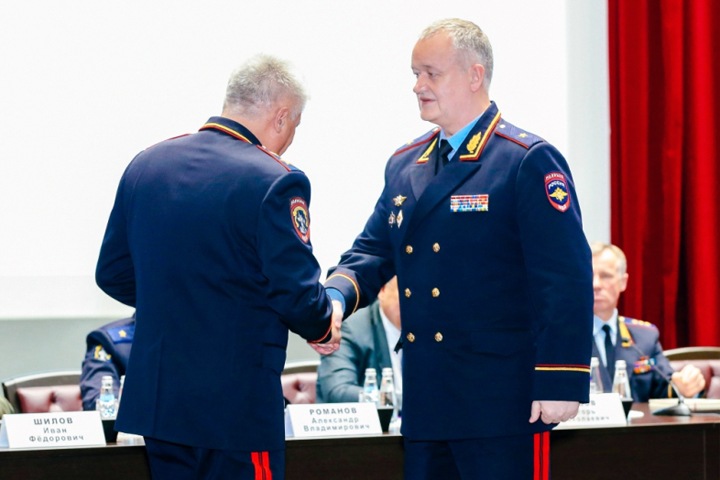 Главу бурятского МВД наградили немецким пистолетом после силового разгона митинга и пыток Главу бурятского МВД наградили немецким пистолетом после силового разгона митинга и пыток