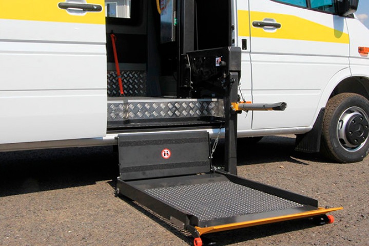 Помощники для инвалидов: автоматические раздвижные двери и социальное такси