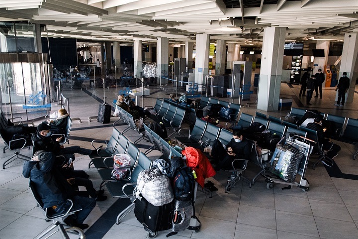 «Места за 20 тысяч»: застрявшие в Новосибирске кыргызстанцы обвинили дипломатов в коррупции