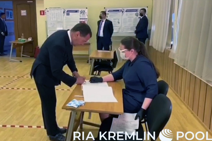 Замглавы Совбеза РФ проголосовал по поправкам в Конституцию без маски и перчаток Замглавы Совбеза РФ проголосовал по поправкам в Конституцию без маски и перчаток