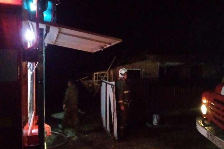 МЧС рассказало о спасении новосибирской семьи из огня