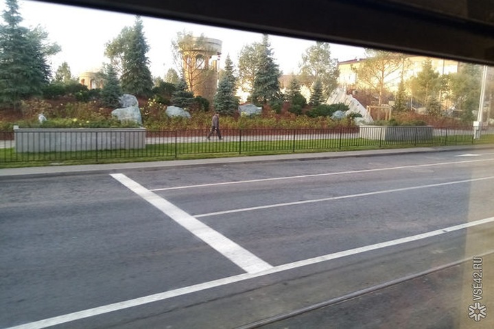 «Сквер ангелов» на месте кемеровской «Зимней вишни» обнесли забором «Сквер ангелов» на месте кемеровской «Зимней вишни» обнесли забором