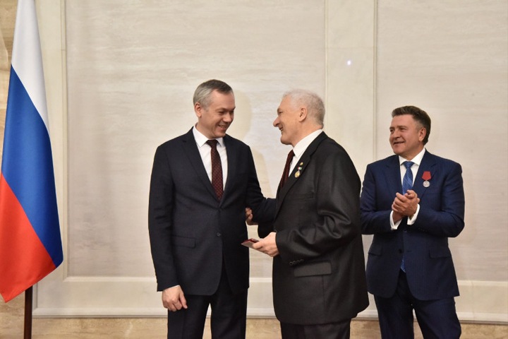 Травников наградил медалями доярок, врачей и трактористов Травников наградил медалями доярок, врачей и трактористов