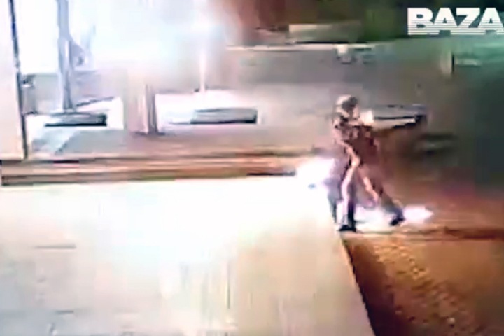 Суд арестовал подозреваемых, забросавших мэрию Красноярска коктейлями Молотова