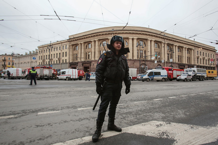 «С улиц Петербурга исчезли яркие цвета» «С улиц Петербурга исчезли яркие цвета»