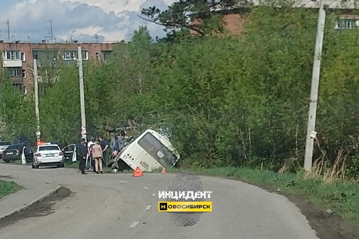 Автобус опрокинулся под Новосибирском из-за выезда подростков на самокатах на дорогу