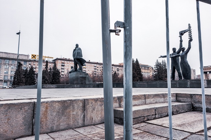 Центральную площадь Новосибирска огородили заборами. Фото