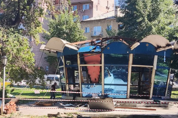 Кафе с 50-летней историей сносят в Нарымском сквере Новосибирска Кафе с 50-летней историей сносят в Нарымском сквере Новосибирска