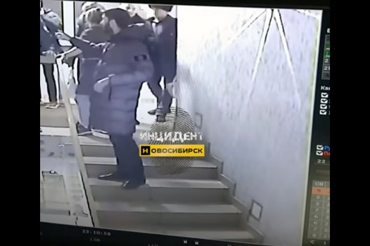Толпа мужчин избила пенсионера в Новосибирске Толпа мужчин избила пенсионера в Новосибирске