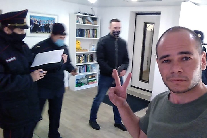 Обыски начались в иркутском штабе Навального