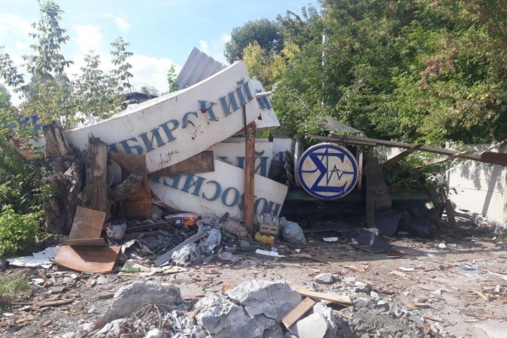Символ новосибирской науки нашли на помойке. Фотофакт