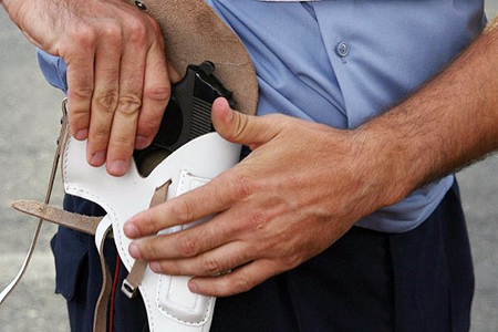 Алтайский полицейский застрелил пытавшегося отобрать табельный пистолет Алтайский полицейский застрелил пытавшегося отобрать табельный пистолет