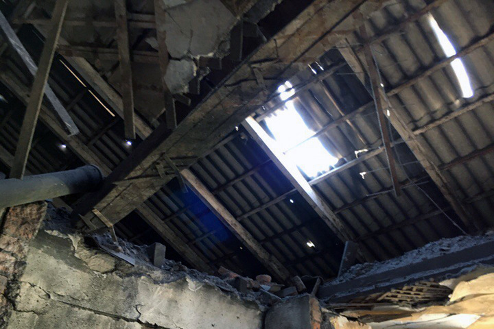 СК начал проверку после смерти ребенка под обломками дома в Хакасии