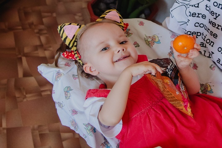 «Хрупкой» девочке из Новосибирска нужно дорогое лечение, чтобы ходить