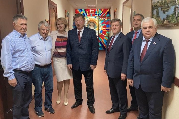 Владимир Кашин: «Народ у нас все понимает: и про морковку, и про борщевой набор – его сказками не обмануть!» Владимир Кашин: «Народ у нас все понимает: и про морковку, и про борщевой набор – его сказками не обмануть!»