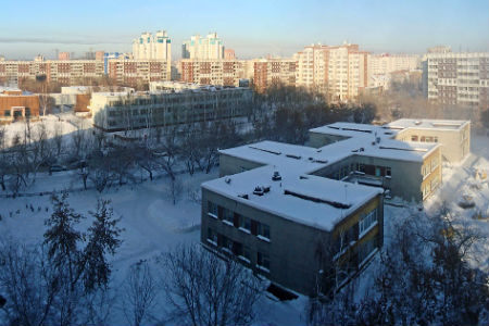 Неизвестный обстрелял детский сад в Новосибирске