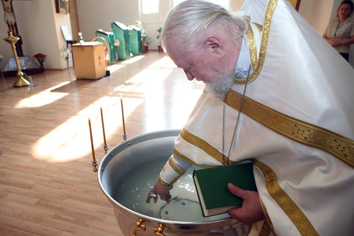 Пытавшийся пронести святую воду в самолет красноярец устроил скандал в аэропорту Пытавшийся пронести святую воду в самолет красноярец устроил скандал в аэропорту