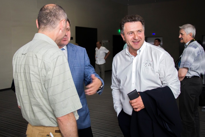 Шимкив поблагодарил женщин за выборы новосибирского губернатора