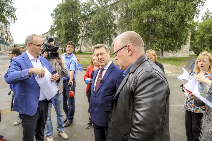 Локоть проинспектировал благоустройство поселка Гвардейский Локоть проинспектировал благоустройство поселка Гвардейский