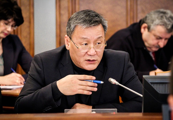 Новосибирские депутаты наградили уходящего в отставку главу минЖКХ