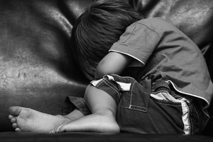 Опекунша пойдет под суд на Алтае за истязание детей. Она заставляла спать на коврике и била табуретом