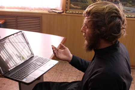 Лжемонах осужден в Кузбассе за хищение ноутбука у студента в поезде