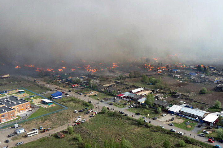 Жилые дома загорелись в Лесосибирске от природных пожаров