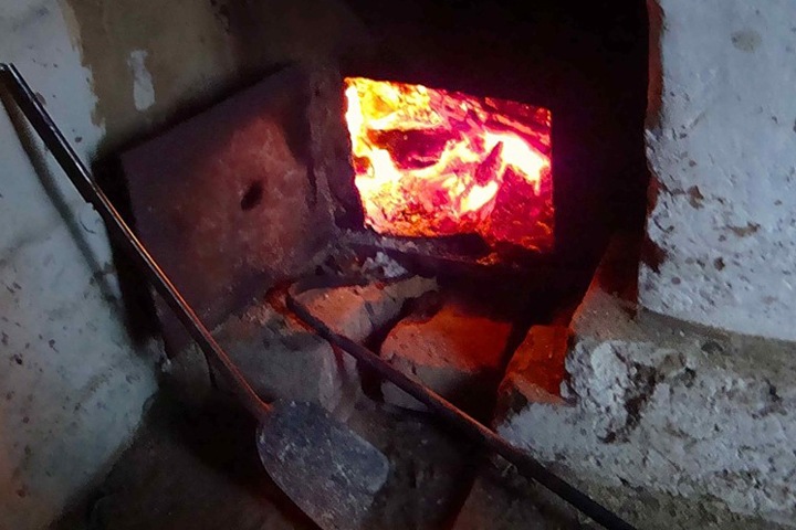 Многодетная кемеровчанка родила в бане четвертого ребенка и сожгла его в печи