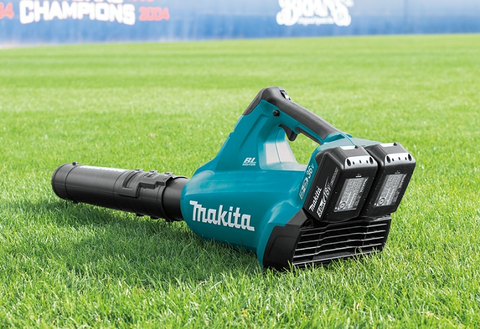 Аккумуляторная воздуходувка Makita XBU02 – нужная мощность, тихая работа и нулевые выбросы Аккумуляторная воздуходувка Makita XBU02 – нужная мощность, тихая работа и нулевые выбросы