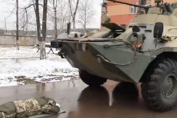 Будущих сибирских губернаторов бросили под едущий БТР на военном тренинге